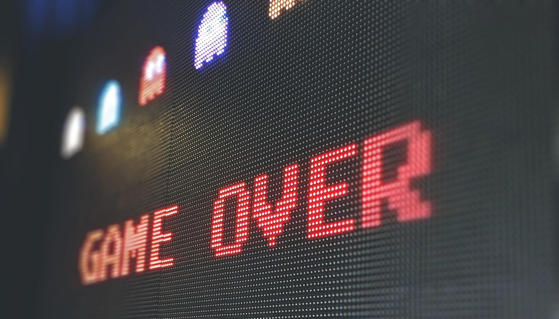 Game Over"-Bildschirm des Spiels Pac-Man mit Highscore und blinkenden Geistern