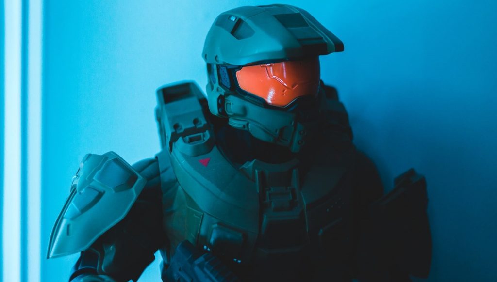 Sammelfigur eines Halo-Soldaten in Kampfrüstung, der eine futuristische Waffe hält eines der besten Videospiele aller Zeiten