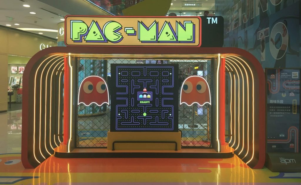 Vintage-Arcade-Maschine mit Pac-Man-Spielgrafik und Joystick