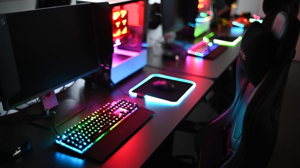 Mehrere Gaming-Computer mit rgb-Lichtern als Dekoration