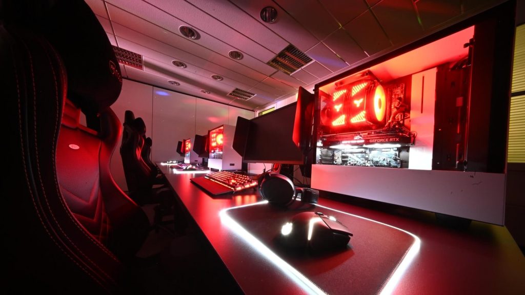 Ein Raum mit Gaming-Computern für den professionellen Esport